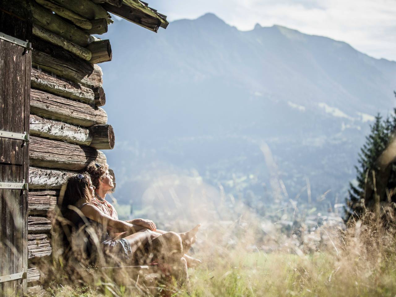 Wanderer entspannen vor der Berghütte