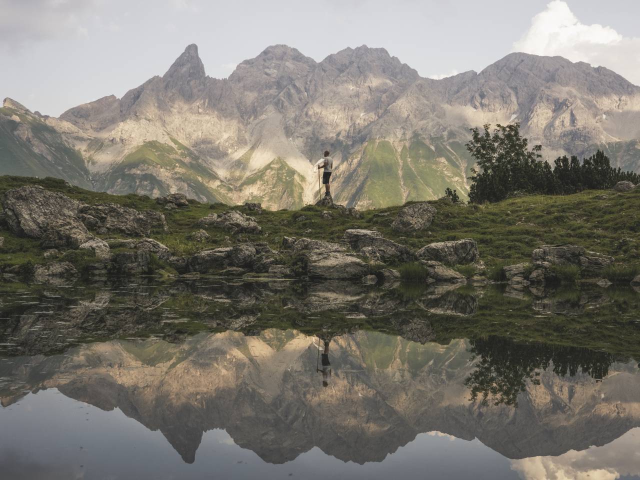 Berge spiegeln sich im See