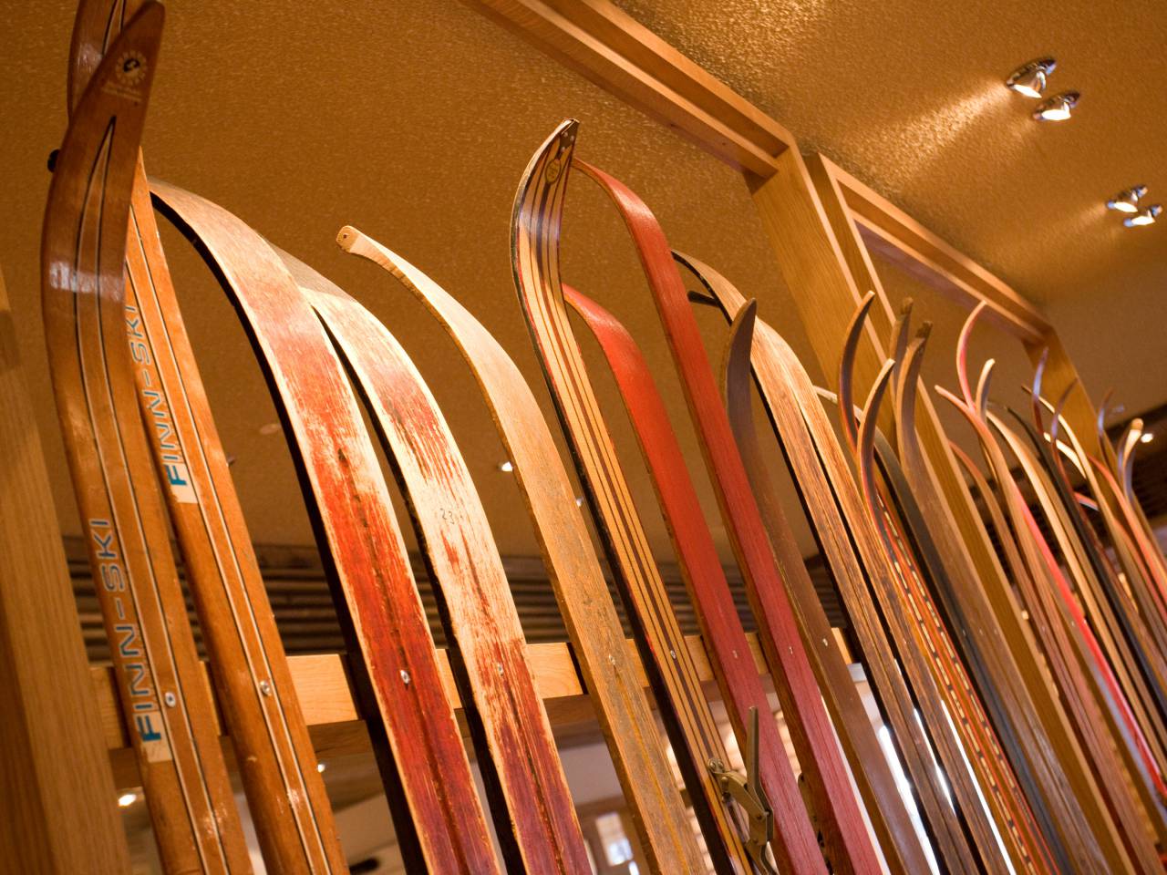 Alte Skier Deko Löwen-Genusswirtschaft