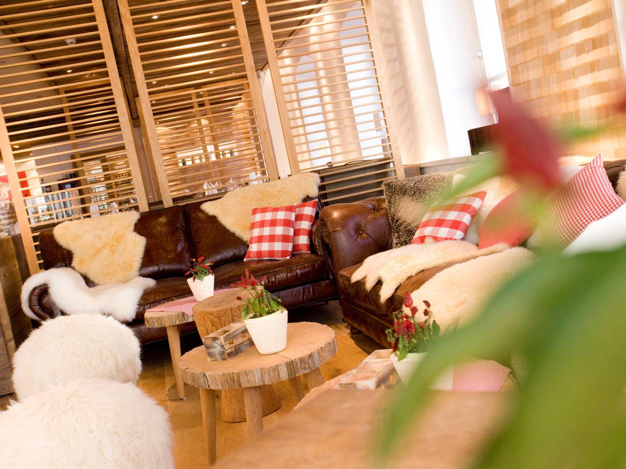 Sofaleder Sitzecke mit karierten Kissen