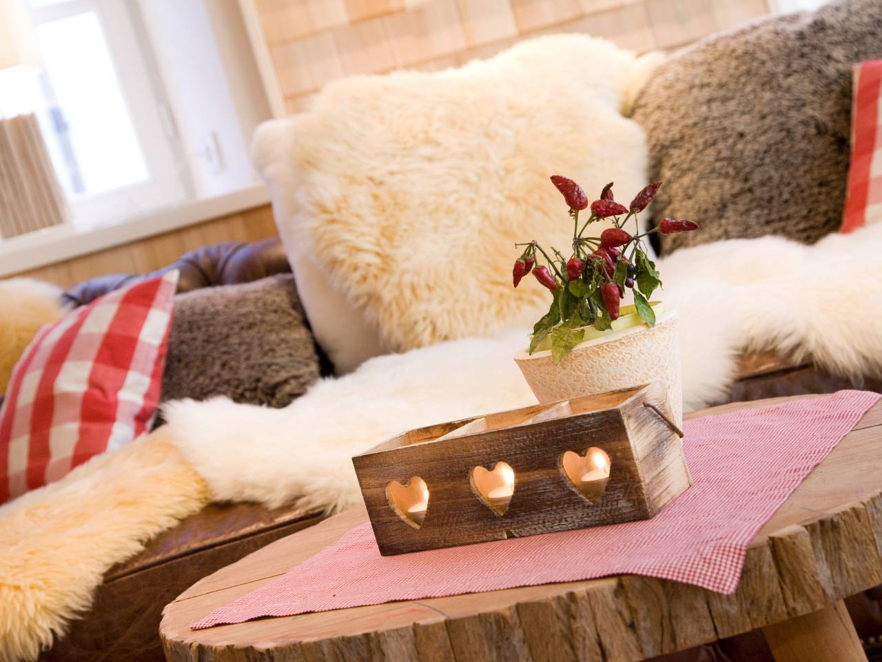 Detailaufnahme Sitzecke mit Kerzen