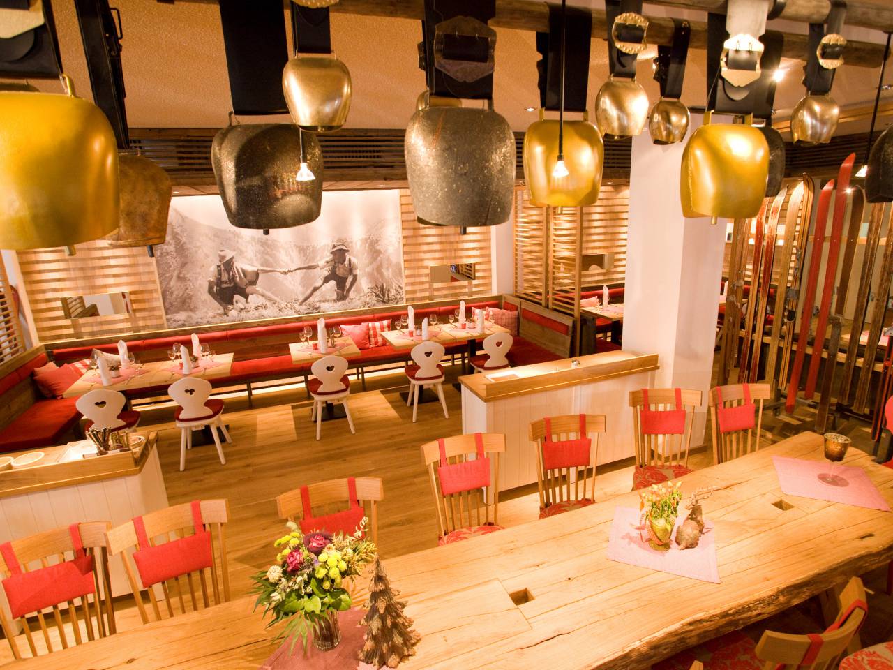 Blick von oben auf die Inneneinrichtung der Löwen-Genusswirtschaft