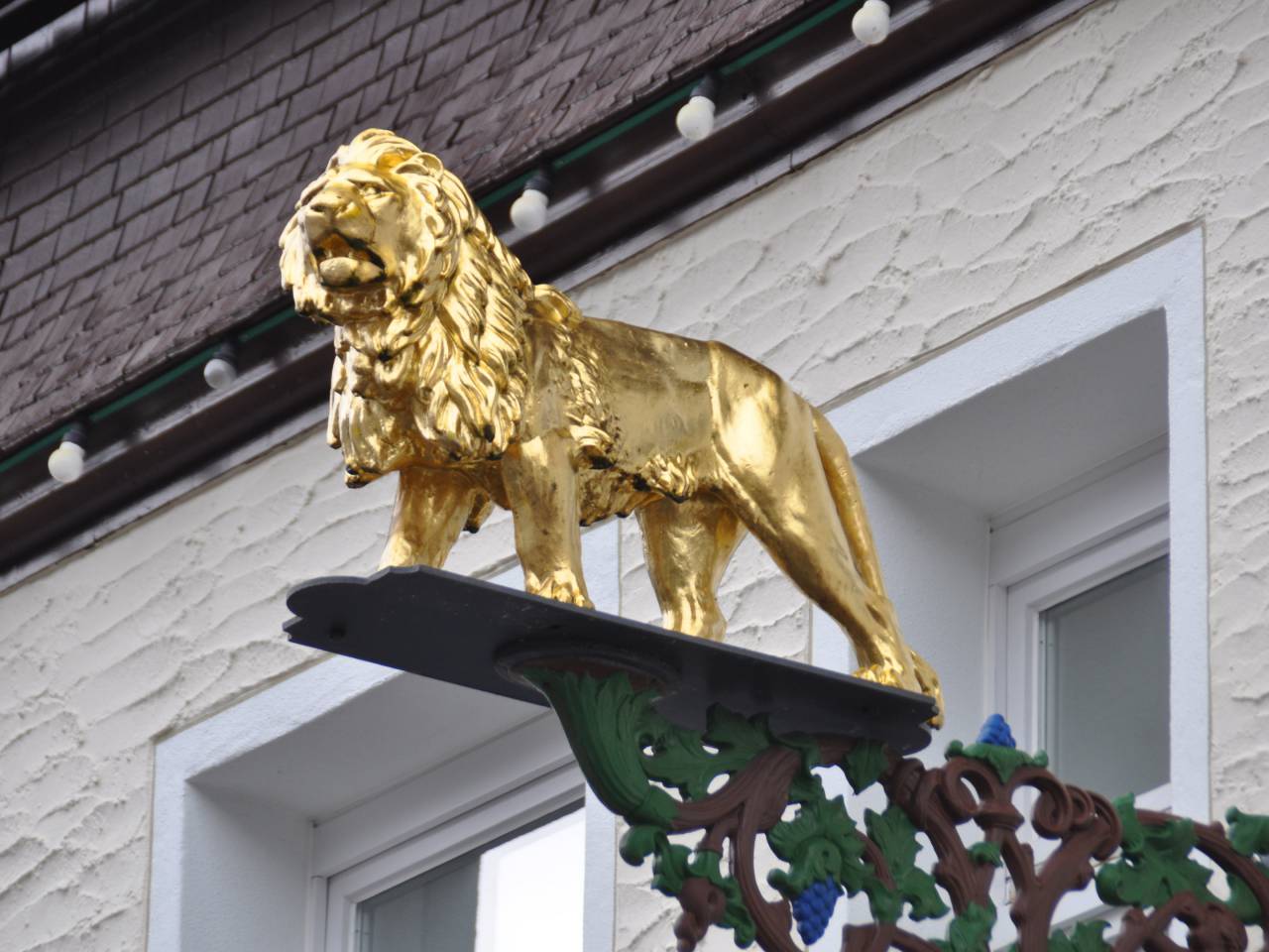 Goldener Löwe Seitlich fotografiert Hotel Löwen & Strauss