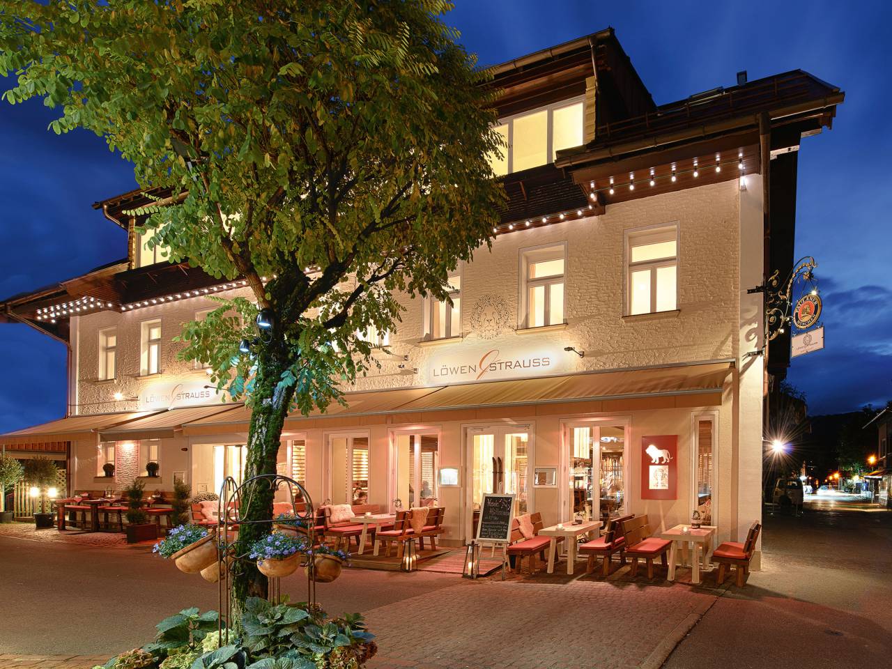 Außenaufnahme Nacht Alpin Lifestyle Hotel Löwen & Strauss