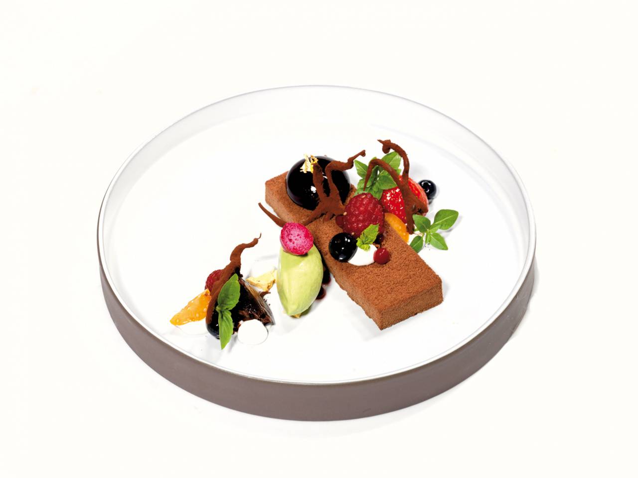 Dessert mit Beeren auf Weißen Teller