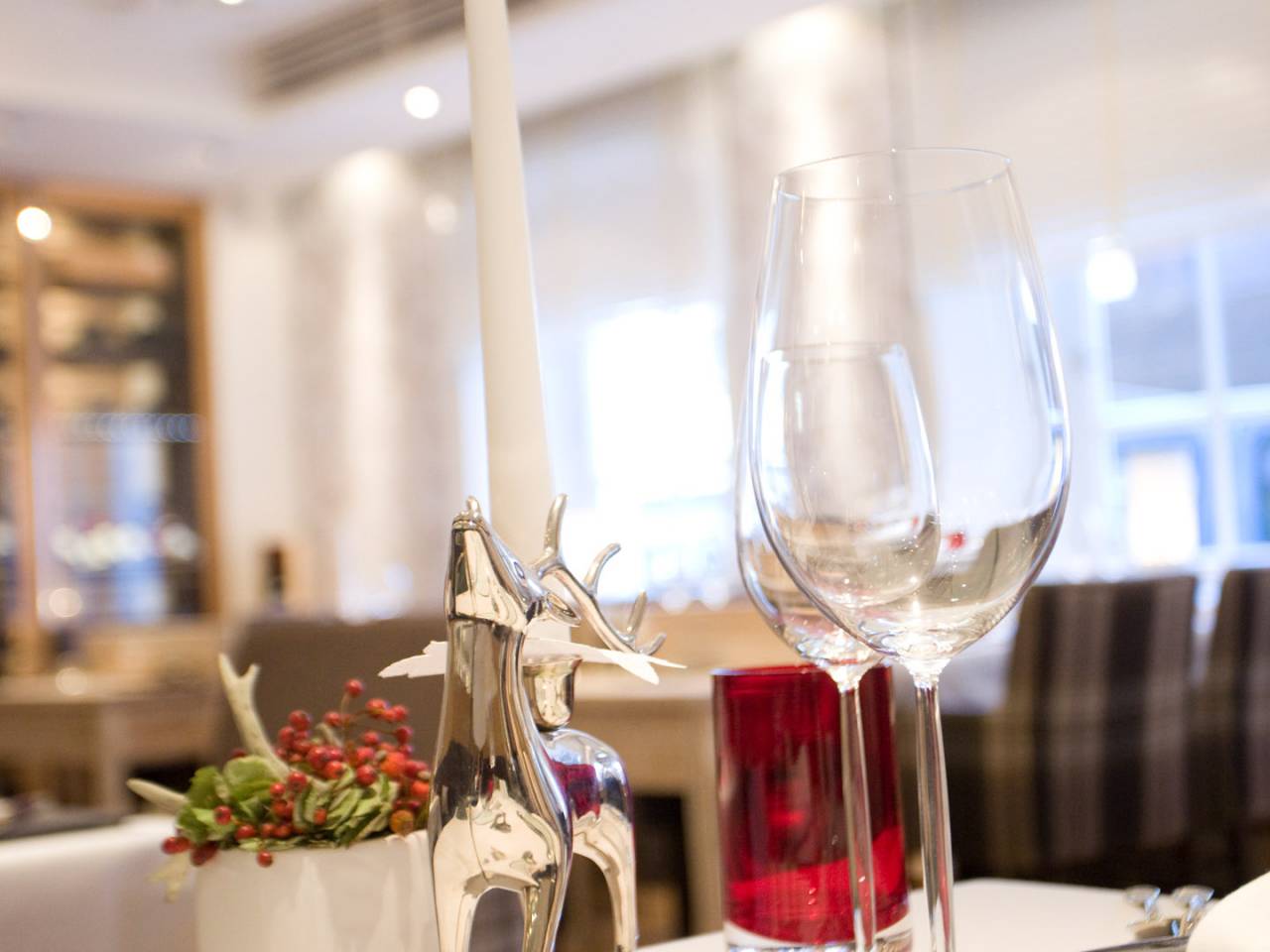 Detailbild Hirsch Kerzenständer in Silber