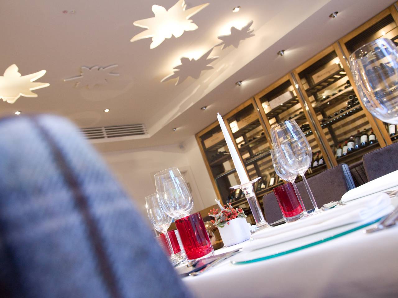 gedeckter Tisch mit roten Gläsern & Weingläser