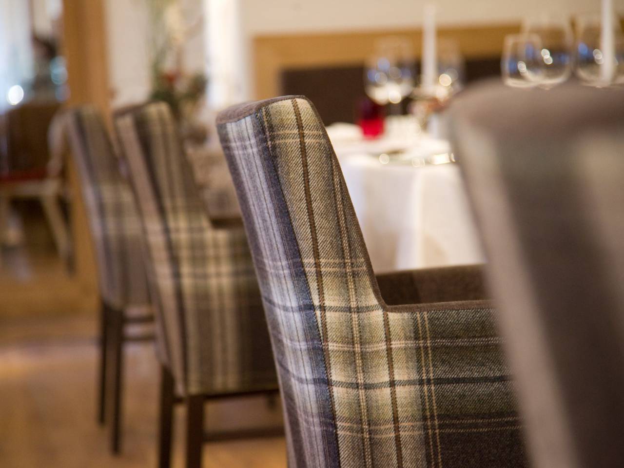 Nahausnahme karierter Stuhl in Braun