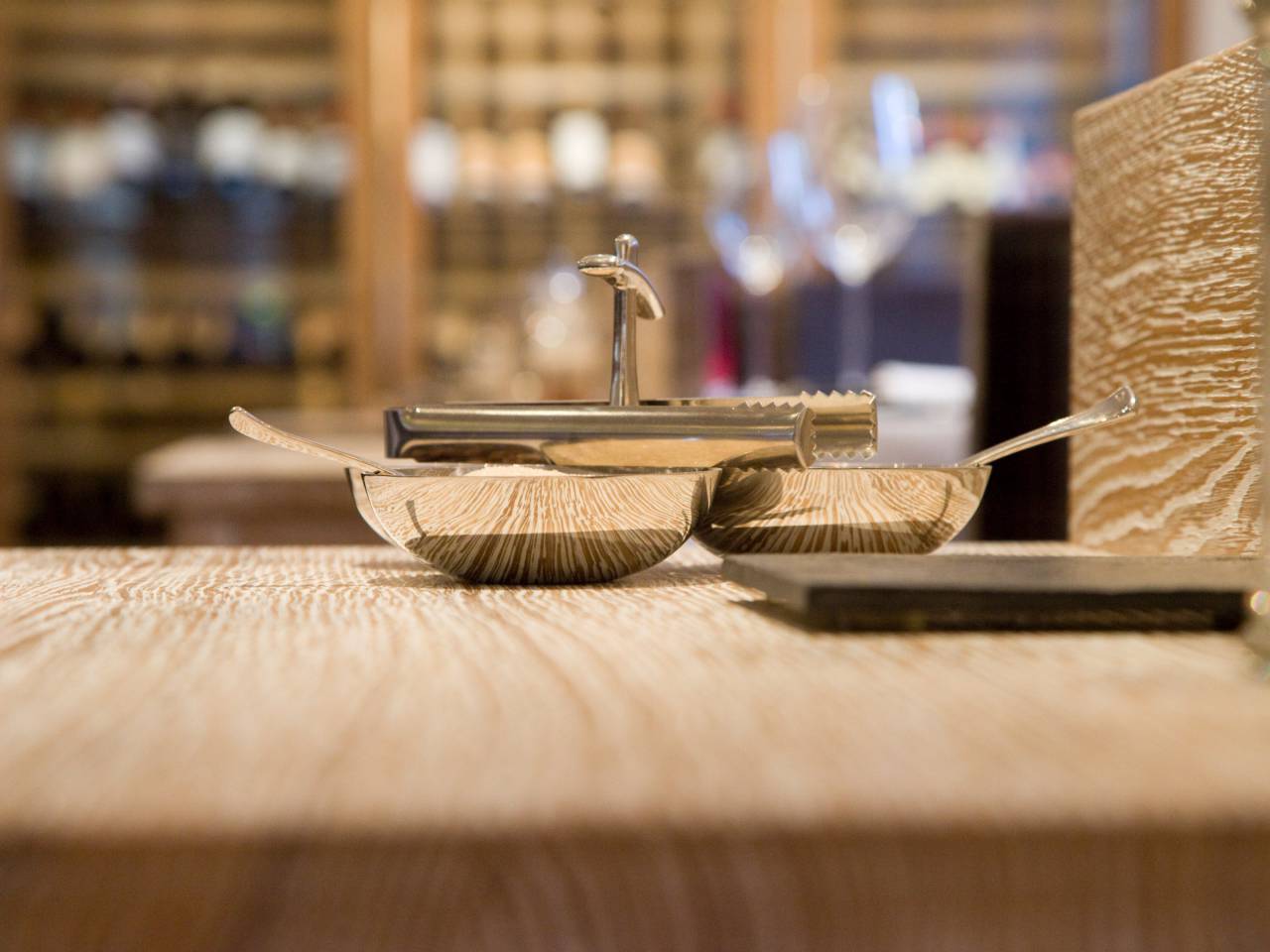 Nahaufnahme Metallschüsseln auf Holztisch