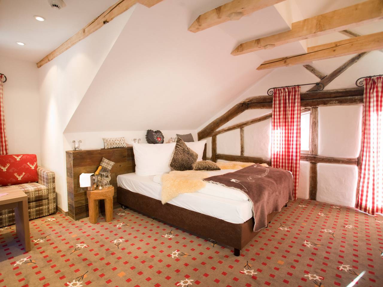 Juniorsuite Blick aufs Bett Hotel Löwen & Strauss