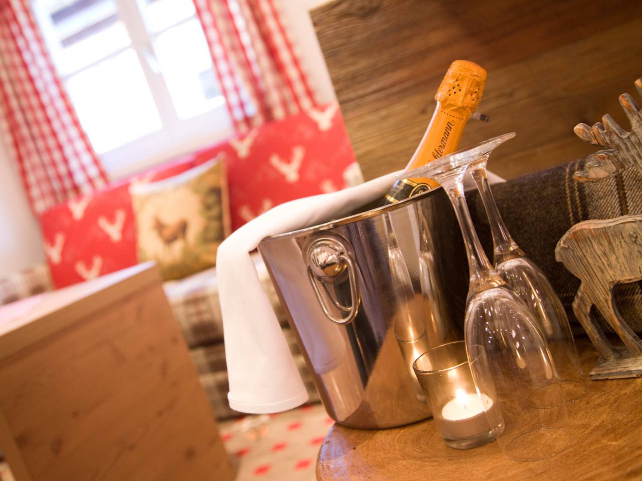 Champanger Detailbild in Kühlwanne auf Tisch