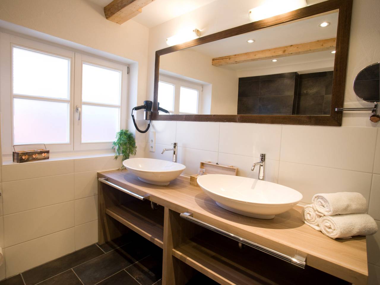 Junioir Suite Blick ins Bad Waschbecken und hellen Tönen