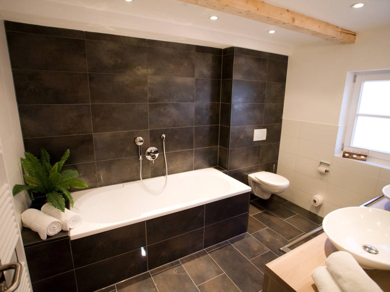 Badewanne Junior Suite Hotel Löwen & Strauss dunkel