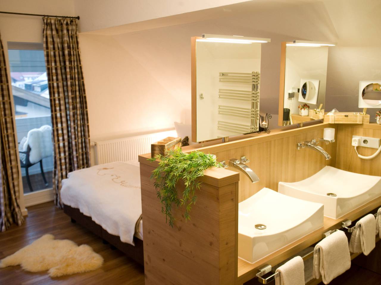 Deluxe Suite mit Blick aufs offene Waschbecken