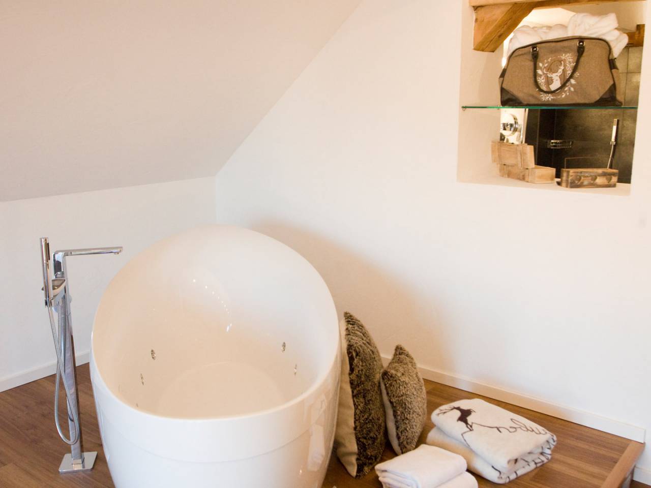 Gipfel Deluxe Suite Blick auf Whilwanne mit Deko