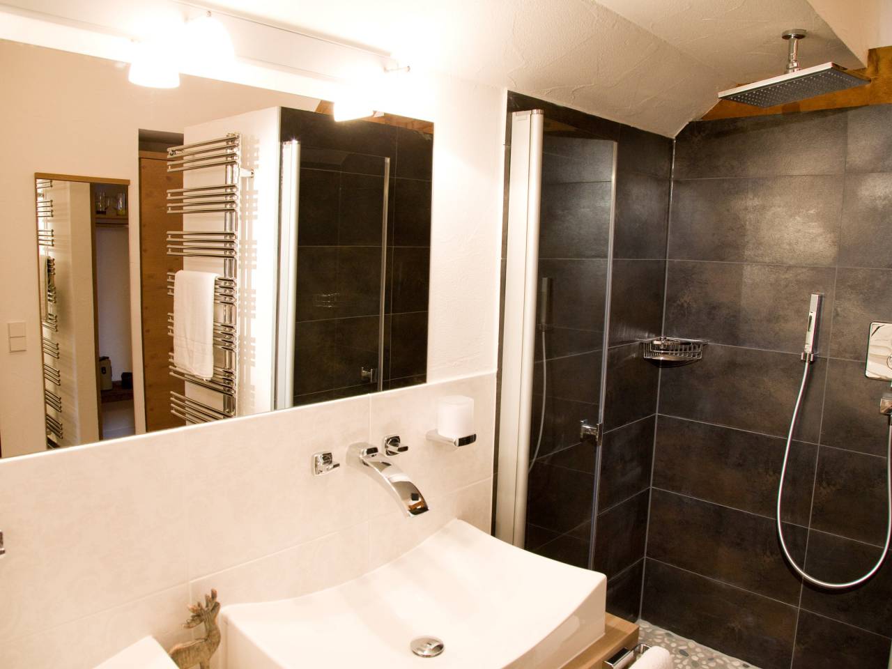 Badezimmer Gipfel Deluxe Suite Hotel Löwen & Strauss 