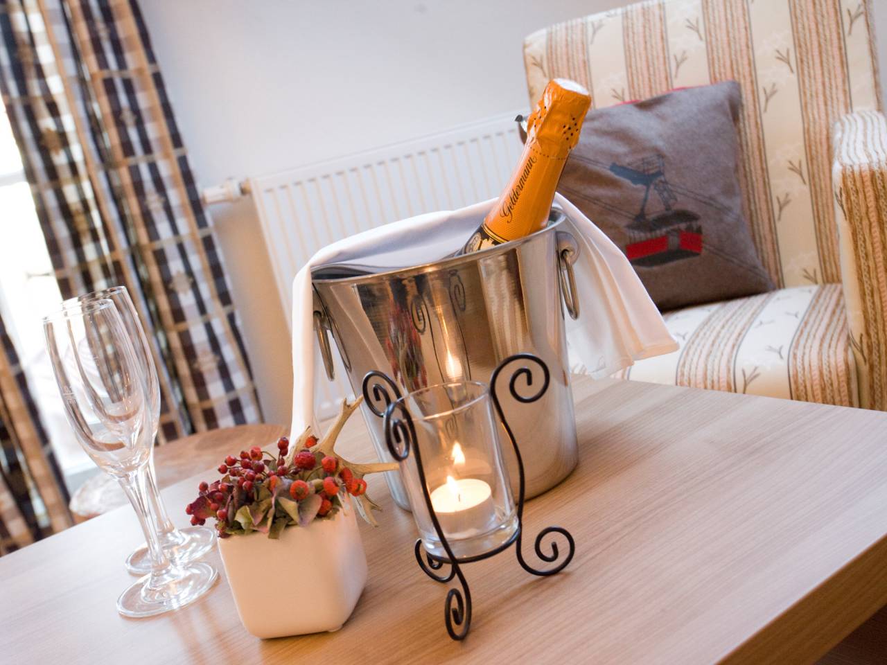 Detailbild Champanger im Eiskübel auf Tisch