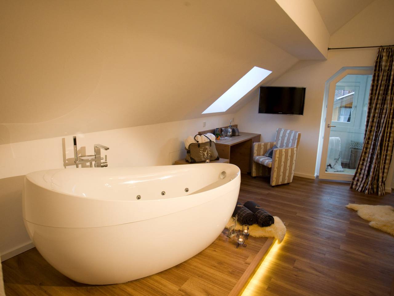 Whilwanne in der Deluxe Suite Hotel Löwen & Strauss