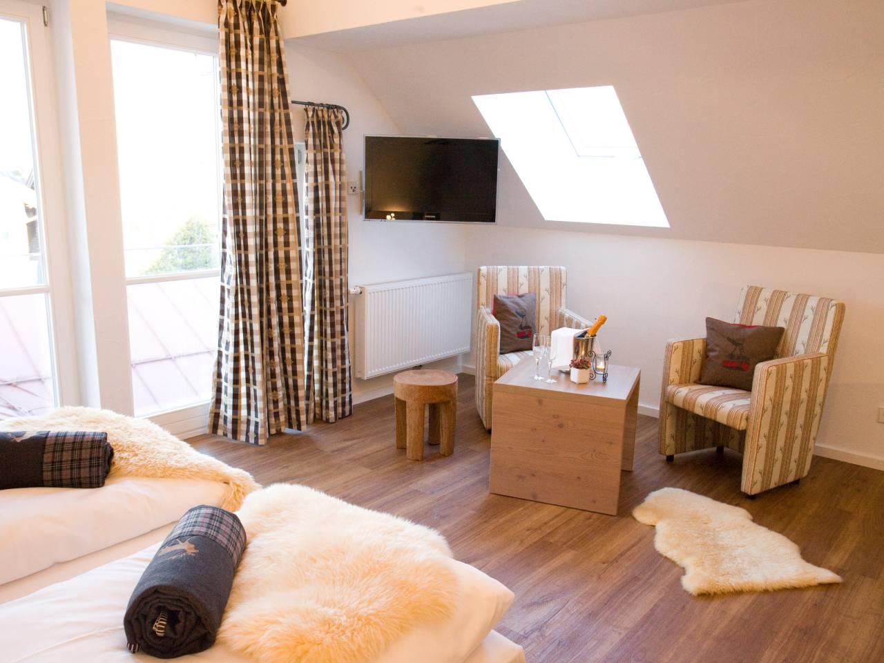 Gipfel Deluxe Suite Blick übers Bett auf Sitzbereich