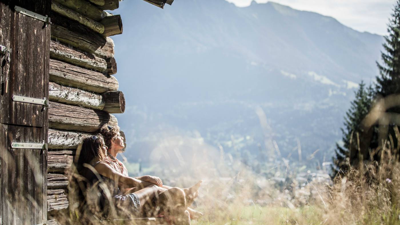 Wanderer entspannen vor der Berghütte