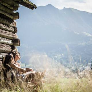 Wanderer entspannen vor der Berghütte