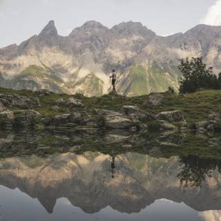 Berge spiegeln sich im See