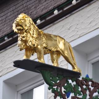 Goldener Löwe Seitlich fotografiert Hotel Löwen & Strauss