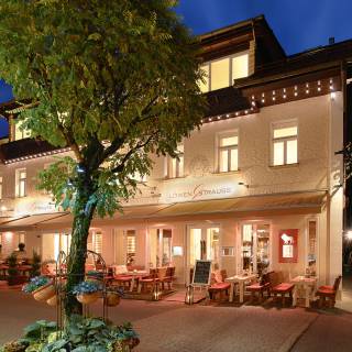Außenaufnahme Nacht Alpin Lifestyle Hotel Löwen & Strauss