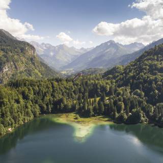 Blick auf die Skischanze über den Freibergersee