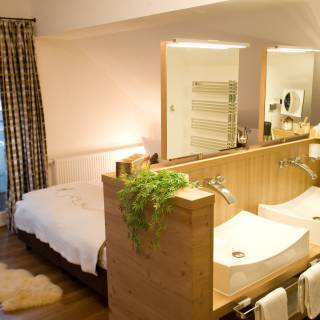 Deluxe Suite mit Blick aufs offene Waschbecken