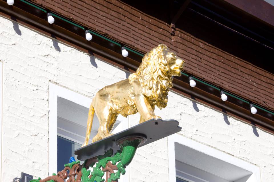 Goldene Löwen Statue  mit Lichterkette
