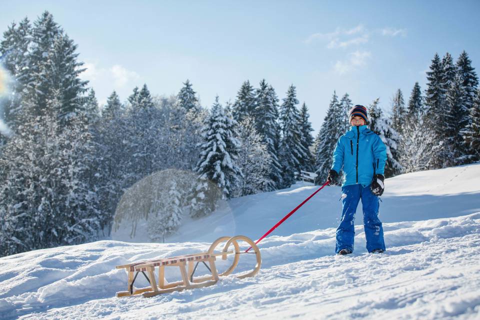 Kind geht zum Rodeln Oberstdorf