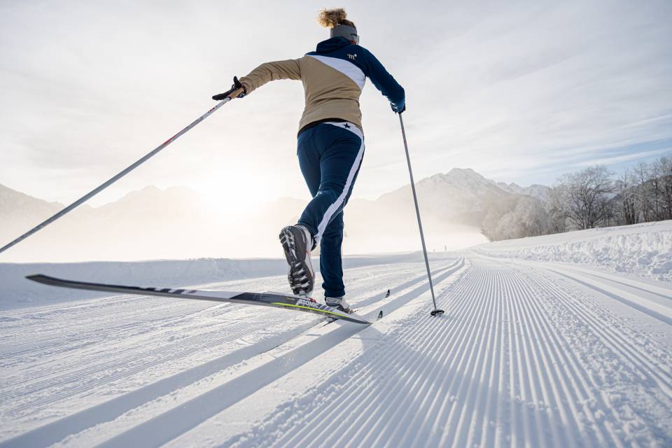 Frau beim Langlaufen im Winter