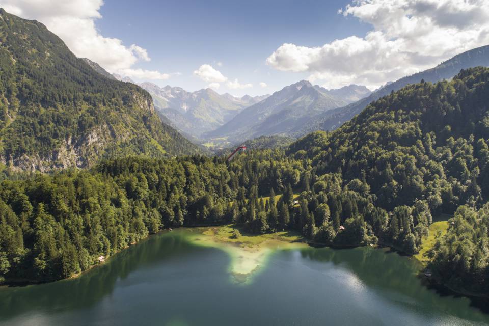 Blick auf die Skischanze über den Freibergersee