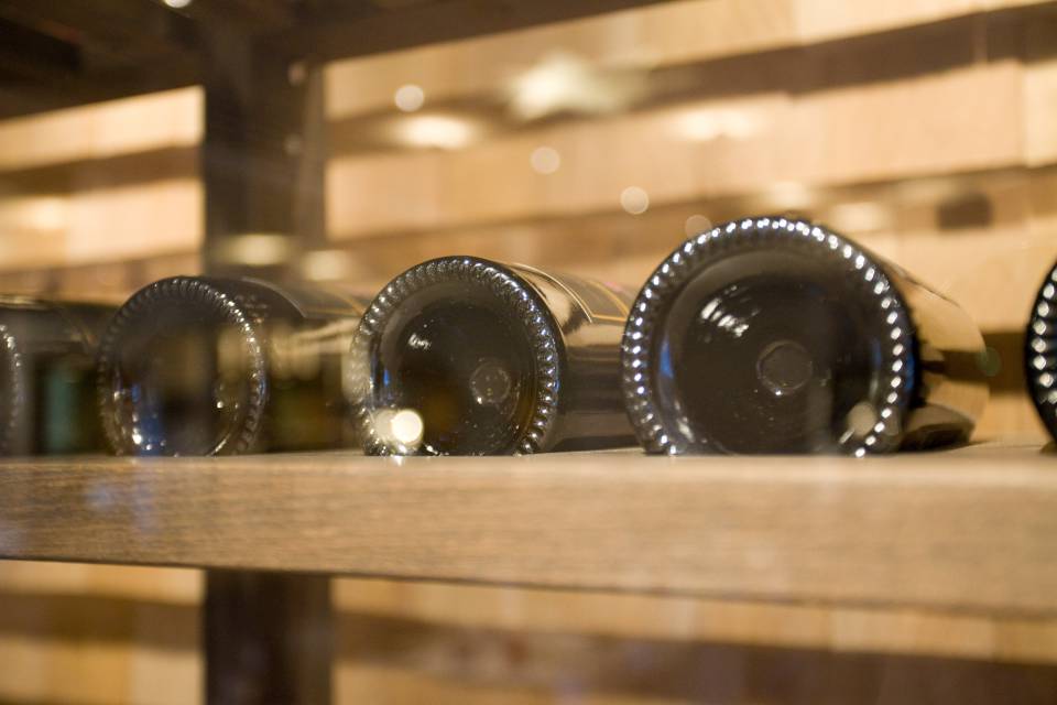 Nahaufnahme Weinflaschenböden liegend im Regal