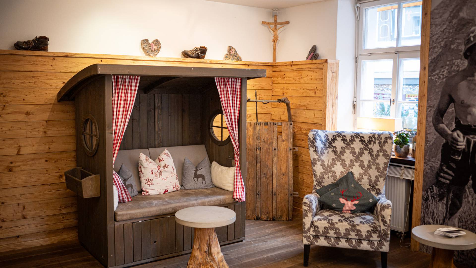 Alpine Hütte mit Schlitten