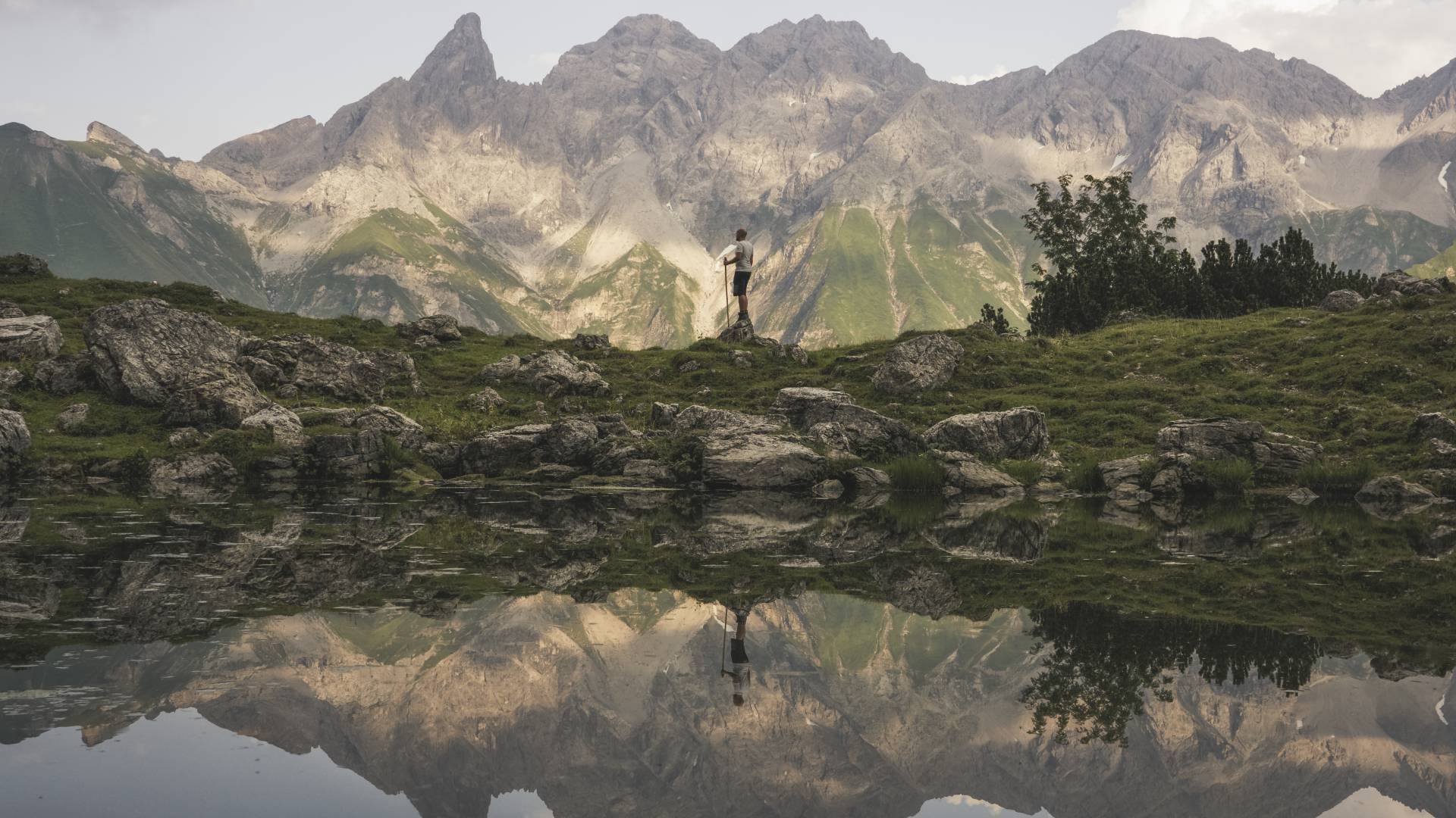 Berge spiegeln sich im See