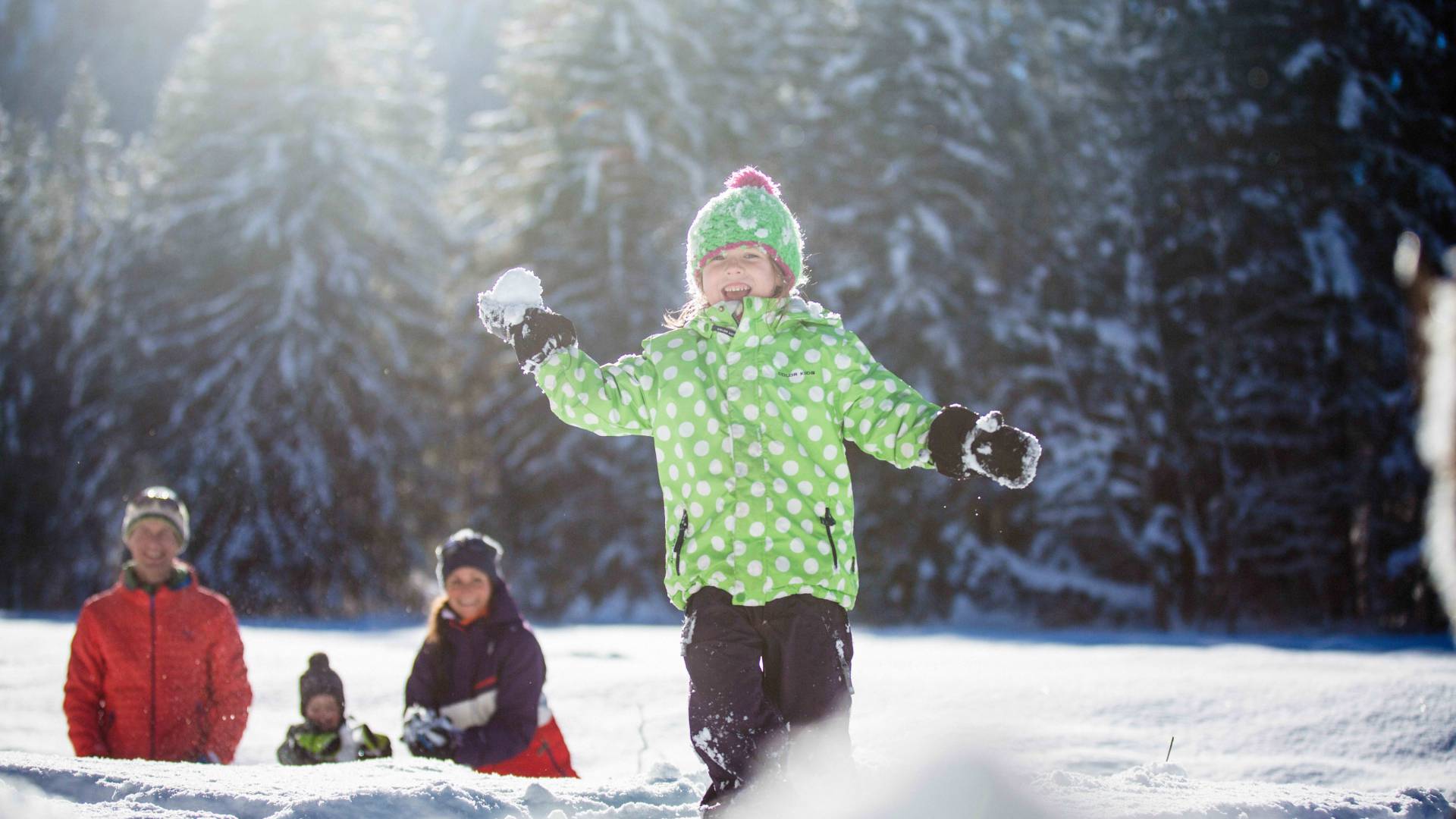 Kinder tollen im Schnee