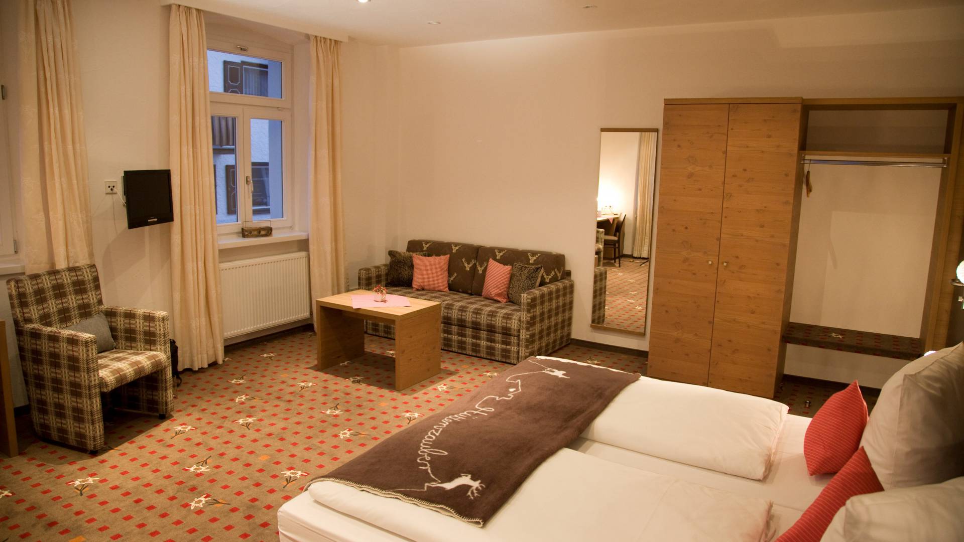 Juniorsuite Hotel Löwen & Strauss Blick ins Zimmer